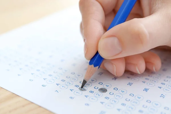 Student Choosing Answers Test Form Pass Exam Table — Stock Photo, Image