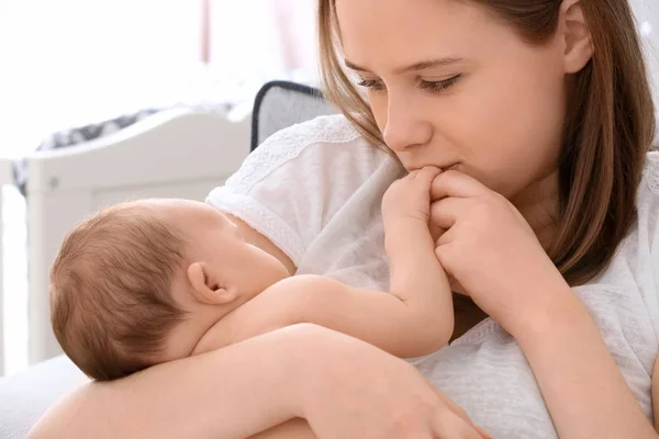 Mãe segurando recém-nascido adormecido — Fotografia de Stock