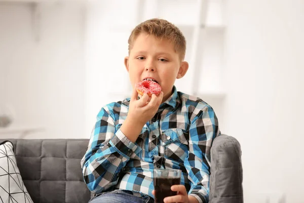 Υπέρβαροι Αγόρι Τρώει Ντόνατ Στο Σπίτι — Φωτογραφία Αρχείου