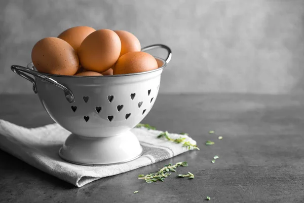 Huevos Pollo Colador Mesa — Foto de Stock
