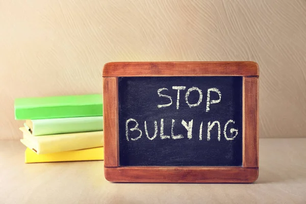 Pizarra Con Texto Stop Bullying Mesa —  Fotos de Stock