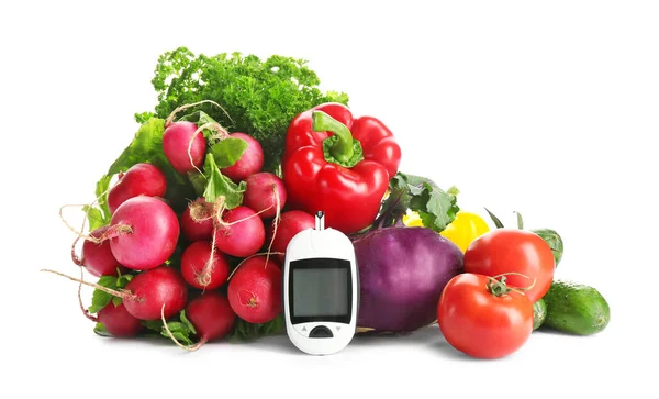 Glucomètre numérique et légumes sur fond blanc. Régime alimentaire pour diabètes — Photo