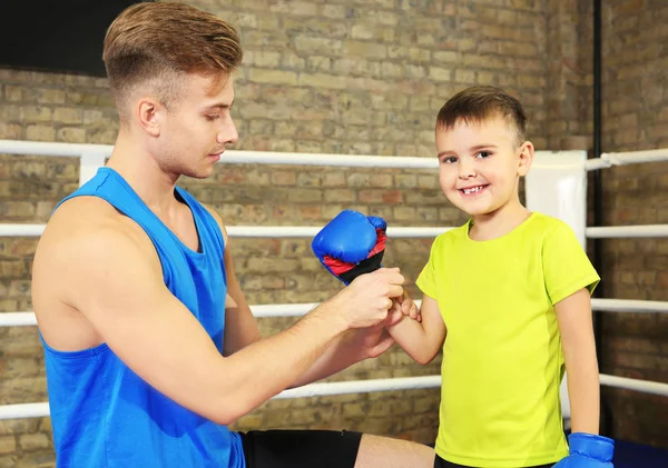 Entrenador Ayudando Niño Pequeño Ponerse Guantes Boxeo Gimnasio — Foto de Stock