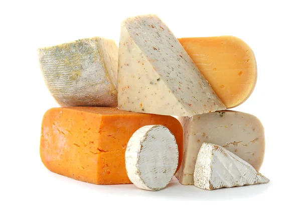 Beyaz Zemin Üzerine Lezzetli Peynir Çeşitleri — Stok fotoğraf