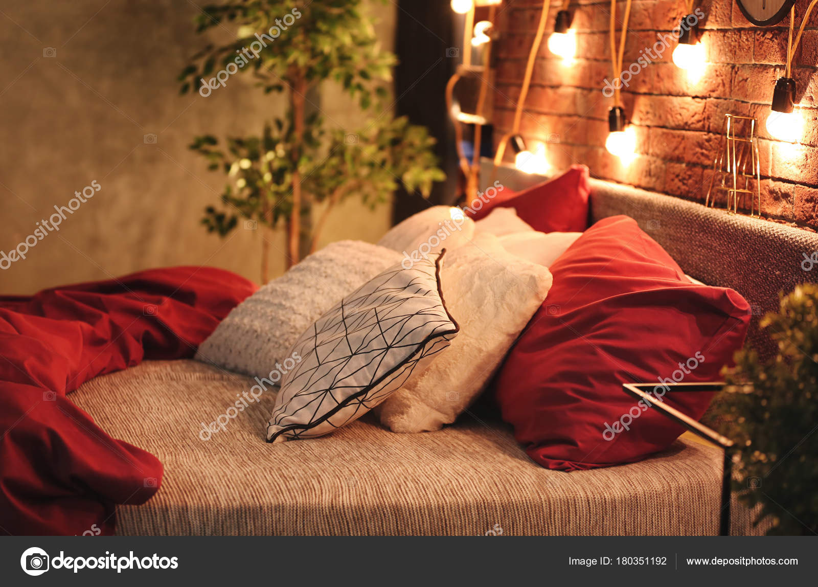 Odadaki Yastıklar Ile Rahat Yatak Stok fotoğrafçılık ©belchonock