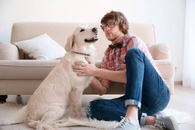 Yakışıklı genç hipster köpek vasıl ev ile