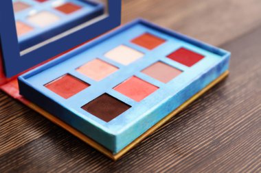 Profesyonel makyaj sanatçısı tuvalet masasının üzerinde kozmetik