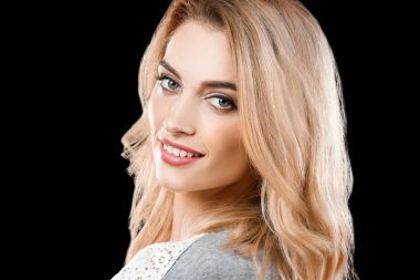 Genç güzel gülümseyen kadın siyah arka plan üzerine