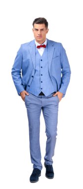 Beyaz arka plan üzerinde şık elbiseli yakışıklı adam