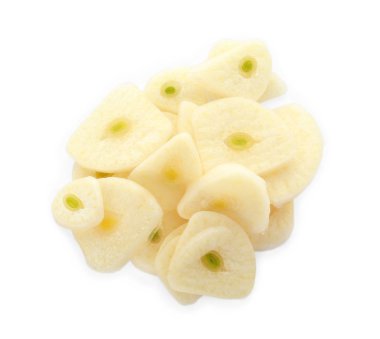 Beyaz zemin üzerine kıyılmış sarımsak