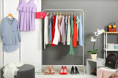 Soyunma odasında giysi koleksiyonu ile raf