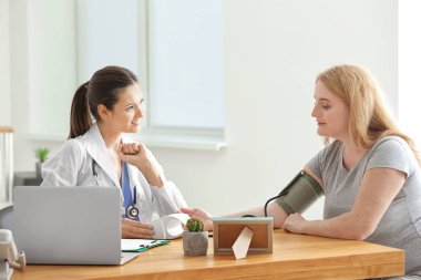 Genç kadın ölçüm tansiyon klinik içinde kilolu kadın doktor