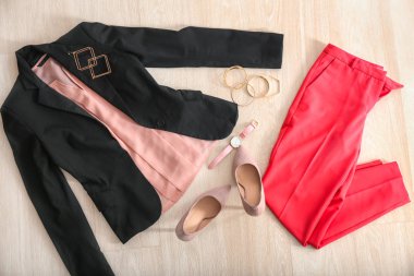 Açık renkli, üstten görünüm üzerinde şık Bayan giyim kümesi