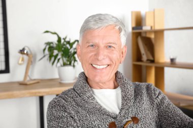 çekici bir olgun adam 