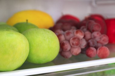 Raf üzerinde taze meyve 