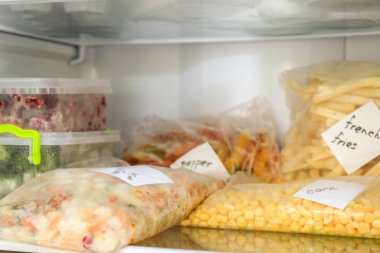 Plastik torbalar ve kapsayıcılar buzdolabında farklı gıda ile