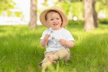 Dandelions yeşil park güneşli çocukla şirin bebek