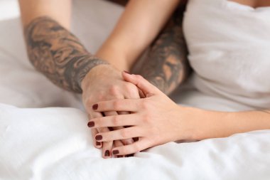 Kız arkadaşıyla yatakta, closeup dövmeli adam