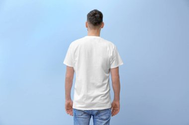 genç adam t-shirt  