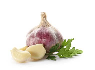 Taze sarımsak ve beyaz zemin üzerine maydanoz kompozisyonu