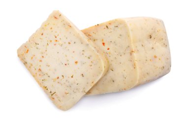 Beyaz zemin üzerine lezzetli peynir parçalarını