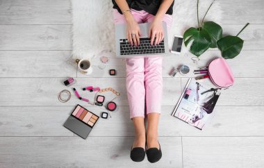 Dizüstü bilgisayar kullanan genç güzellik blogger