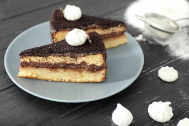 Plaka ahşap arka plan üzerinde lezzetli çikolatalı kek ile