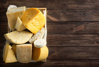 Farklı ahşap arka plan üzerinde lezzetli peynir çeşitleri