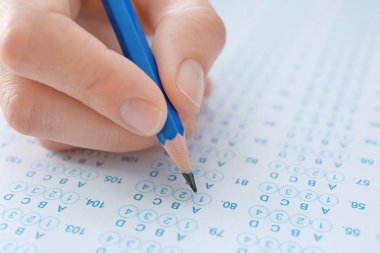 Öğrenci seçimi yanıtlarında formu masada sınavı geçmek için sınama