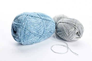 Beyaz arka plan üzerinde renkli iplik demetleri