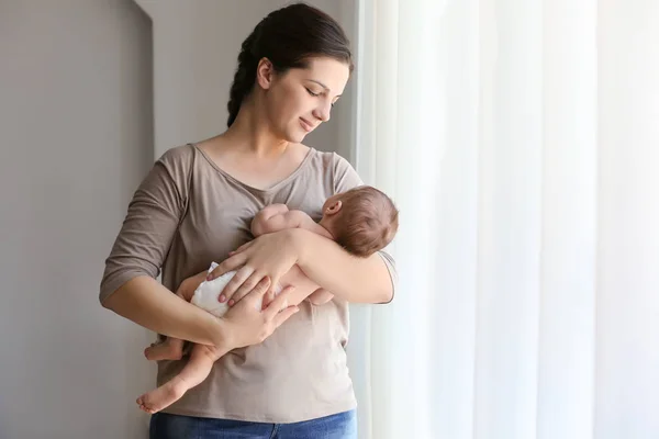 Ibu muda dengan bayi lucu di rumah — Stok Foto
