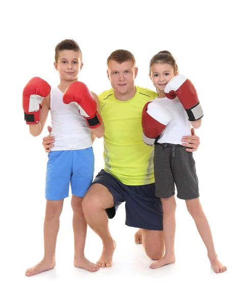 Χαριτωμένα παιδάκια με πυγμαχία προπονητή σε λευκό φόντο — Φωτογραφία Αρχείου