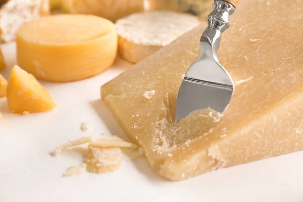 白い背景の上のナイフでおいしいチーズ — ストック写真