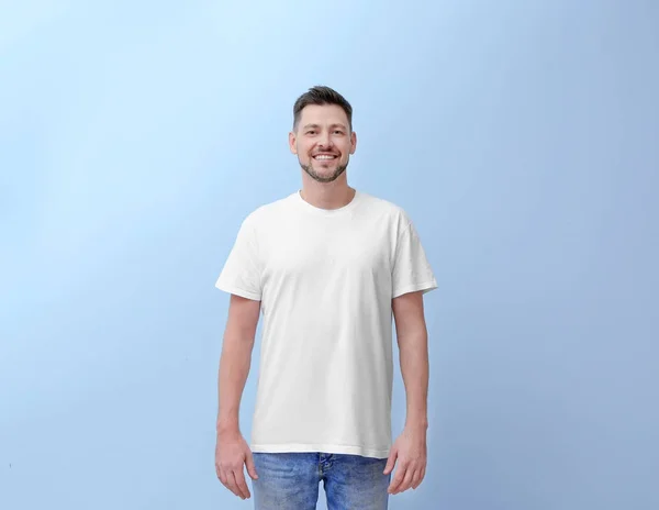 Junger Mann im T-Shirt — Stockfoto