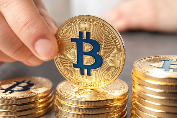 Рука Золотий Bitcoins Крупним Планом — стокове фото