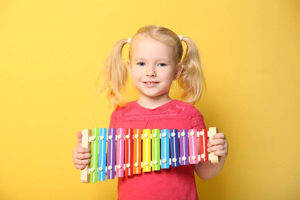 Renk Arka Plan Üzerinde Ksilofon Ile Sevimli Küçük Kız — Stok fotoğraf