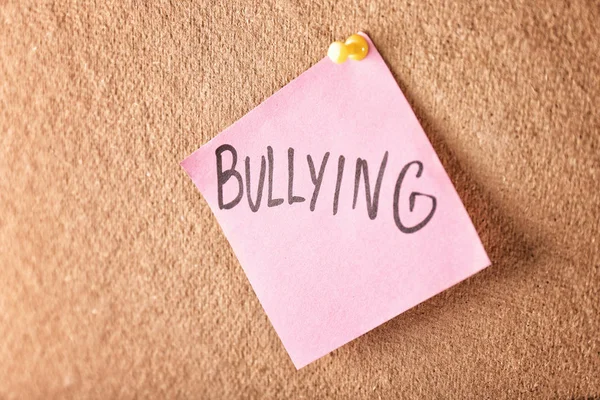 Bullying Panosuna Iğnelenmiş Kelime Ile — Stok fotoğraf