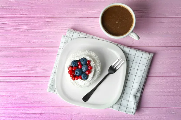 Plate with tasty Pavlova cake — Stock Photo, Image