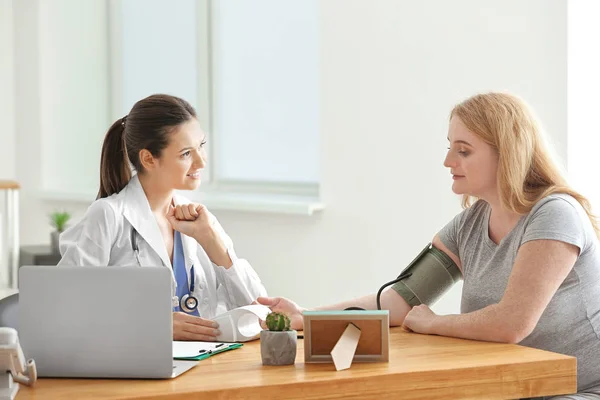 Young Female Doctor Measuring Blood Pressure Overweight Woman Clinic — Stock Photo, Image