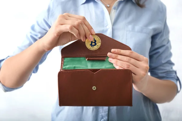Kobieta, wprowadzenie do portfela bitcoin — Zdjęcie stockowe