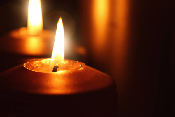 Красивая горящая свеча
 