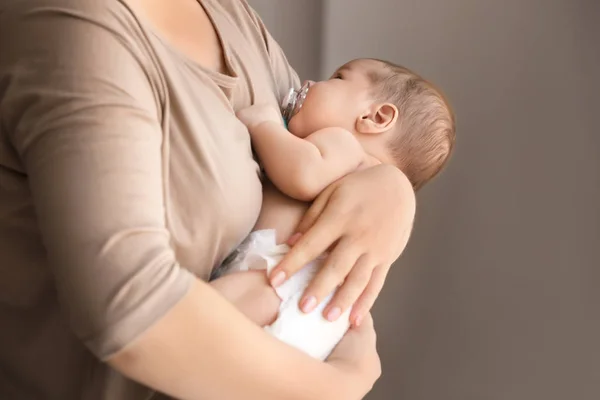 Giovane Madre Con Bambino Carino Casa — Foto Stock