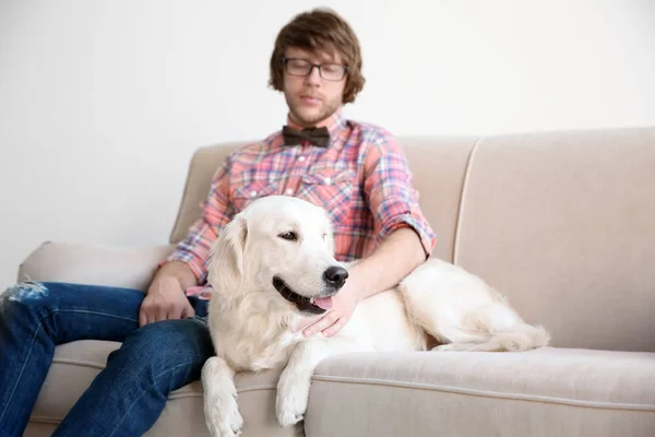 สวยหนุ่มฮิปสเตอร์กับสุนัขที่บ้าน — ภาพถ่ายสต็อก