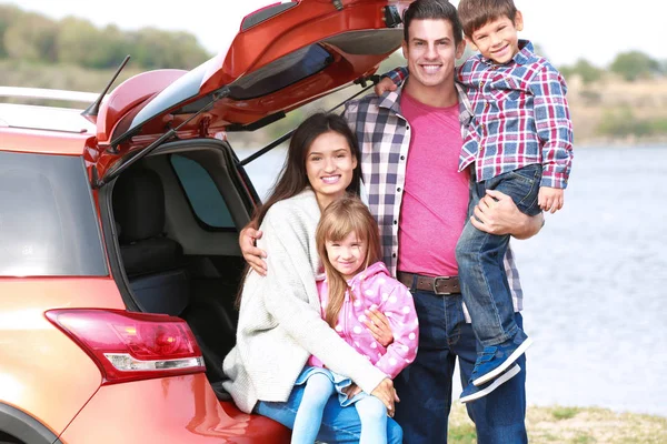 Šťastná rodina v blízkosti auta venku — Stock fotografie