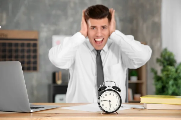 Reloj Despertador Gerente Gritando Oficina Concepto Gestión Del Tiempo — Foto de Stock