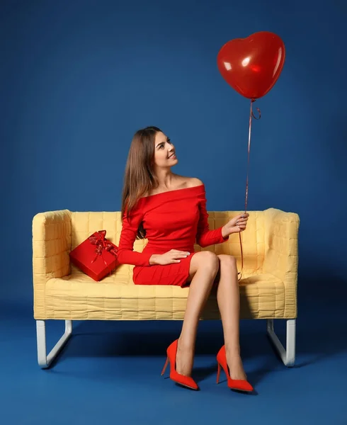 Jonge vrouw met ballon en cadeau — Stockfoto