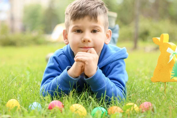 Schattige Kleine Jongen Liggend Groen Gras Park Easter Egg Hunt — Stockfoto