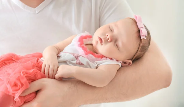 Pai Segurando Bonito Bebê Recém Nascido Dormir Close — Fotografia de Stock