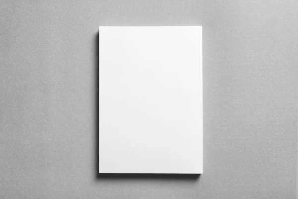 Foglio di carta bianco su sfondo chiaro. Finto per il design — Foto Stock