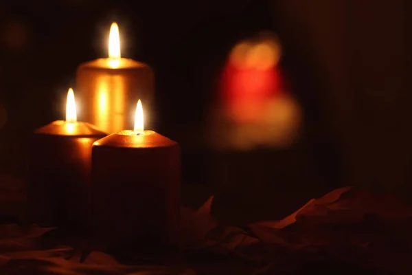 Schöne Brennende Kerzen Der Dunkelheit — Stockfoto